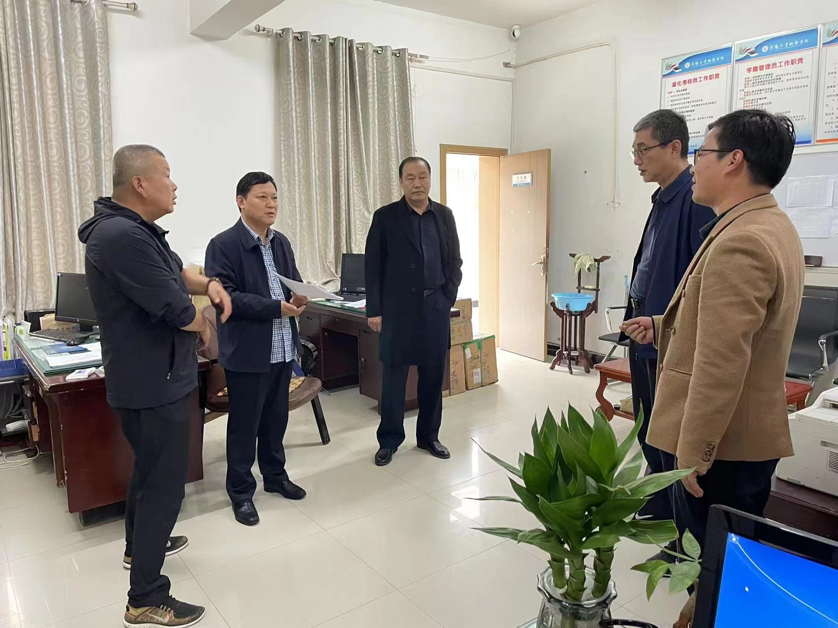 周校长视察学生科.jpg 周校长视察学生科.jpg